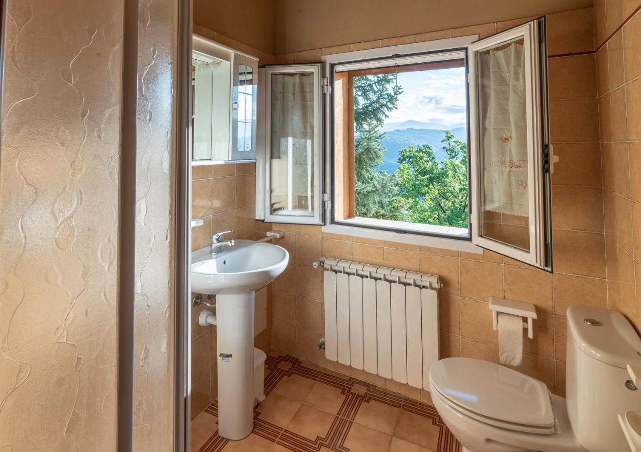 Casetta Maduneta immersa in un oliveto Dolceacqua Esterno foto